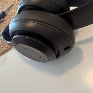 Selling almost brand new Dr. dre beats headphones